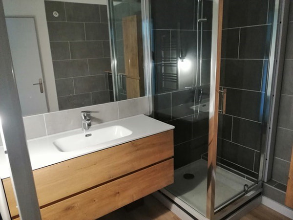 Salle de bain avec douche à l'italienne